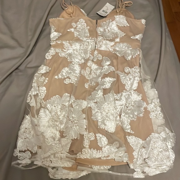 Women’s beige and white dress - Picture 6 of 7